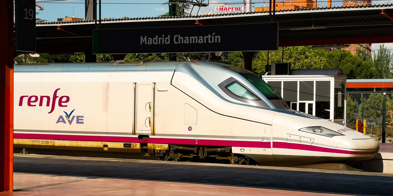 AVE na Estação de Madri Chamartín Trem de alta velocidade da empresa estatal espanhola RENFE. Estação Madrid Chamartín.